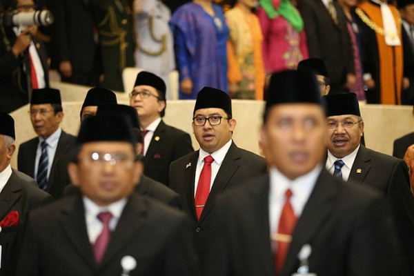 Wakil Ketua Umum DPP Gerindra, Fadli Zon (tengah), saat dilantik sebagai anggota dewan di Kompleks Parlemen, Jakarta, 1 Oktober 2014. (Foto: DPR)