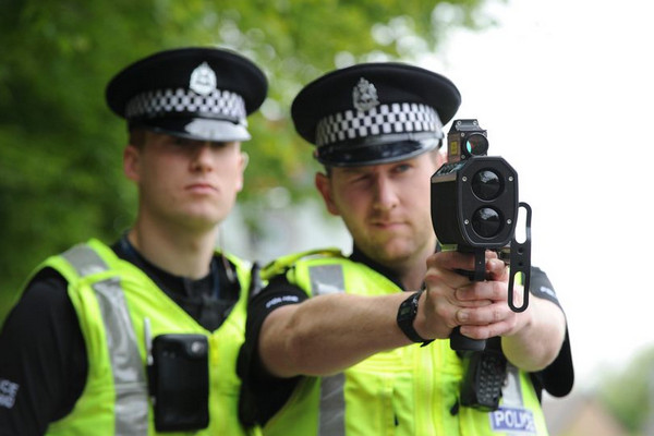 Ilustrasi petugas menggunakan speed gun. (Foto: walesonline.co.uk)