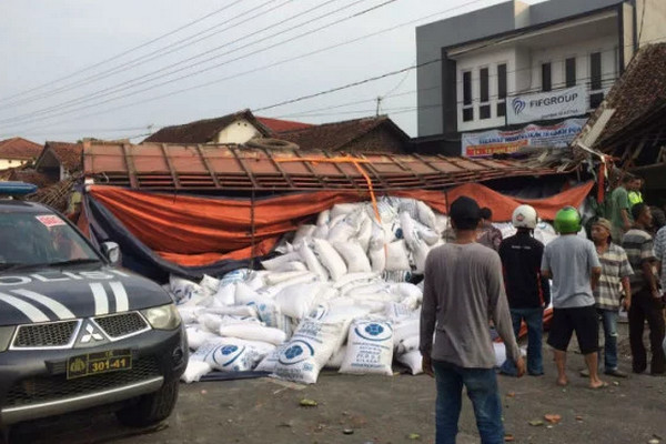 Kecelakaan di area parkir depan RS Muhammadiyah Siti Aminah, Brebes, Jateng, Senin (10/12). (Foto: ist)