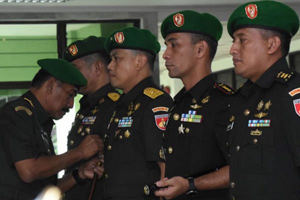  Pangdam Mayjen TNI Mochamad Effendi (kiri), memimpin prosesi sertijab beberapa pejabat jajaran Kodam IV/Diponegoro, Rabu (12/12). (Foto: Kodam IV/Diponegoro)