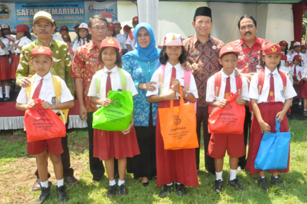 Bupati Banyumas, Achmad Husein (peci hitam), sela peluncuran Gerakan Memasyarakatkan Makan Ikan (Gemarikan) di Desa Tumiyang, Kebasen, 25 Maret 2015. (Foto: Pemkab Banyumas, Jateng)