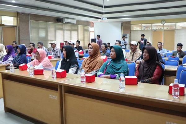 Warga Kendal terdampak pembangunan proyek tol trans Jawa saat mengadu ke PP Muhammadiyah, Kota Yogyakarta, DIY, Rabu (12/12). (Foto: Muhammadiyah)