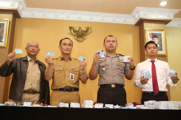 Kapolres Bogor AKBP Andi M. Dicky (kedua kanan) dan Dirjen Dukcapil Kemendagri Zudan Arif (kedua kiri) saat jumpa pers di Aula Nurul Afandi Polres Bogor, Jabar, Senin (28/5), soal penemuan KTP-el yang tercecer. (Foto: Polres Bogor)