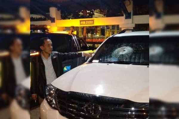 Ketua DPC Gerindra Kota Semarang, Sigit Ibnugroho Sarasprono menunjukkan kaca depan mobilnya yang dilempari batu saat melintasi tol Bawen-Semarang, Kamis (13/12). (Foto: Facebook/sigit.sarasprono)