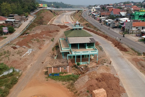 Masjid Baitul Mustaghfirin Ngaliyan, Kota Semarang, Jateng, berdiri kokoh di bahu jalan tol Semarang-Batang. (Foto: Antara Foto/Aditya PP)