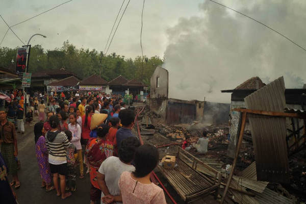 Warga memadati Pasar Kalimaling, Kabupaten Semarang, Jateng, saat kebakaran, Jumat (14/12). (Foto: Instagram/@_dek_galih)
