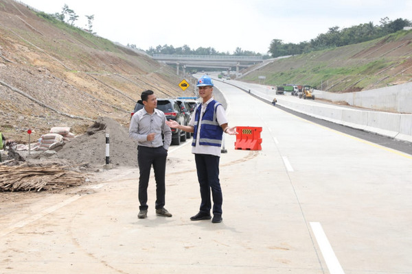 Gubernur Jateng, Ganjar Pranowo (kanan), saat meninjau proyek tol Semarang-Solo di Kali Kenteng, Kabupaten Semarang, Jateng, Jumat (14/12). (Foto: Pemprov Jateng)