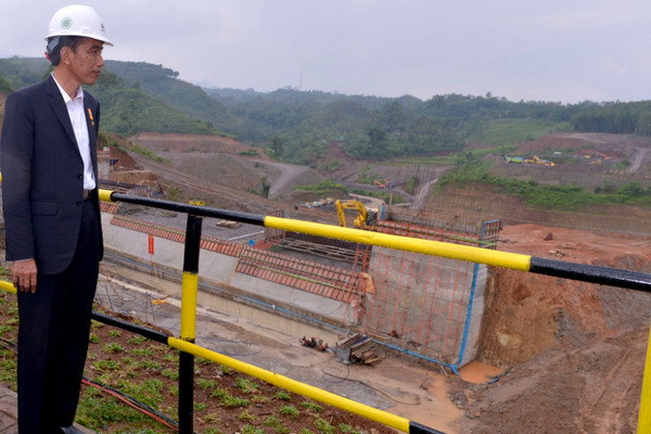 Presiden Jokowi saat meninjau proyek pembangunan Waduk Gondang, Karanganyar, Jateng, 11 Maret 2016. (Foto: KSP)