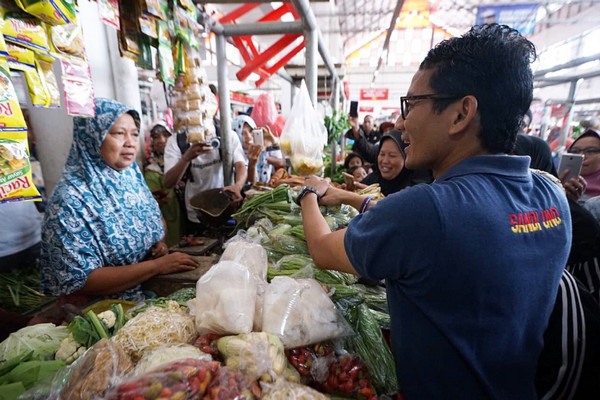 Cawapres nomor urut 02, Sandiaga Uno (kanan), saat berbincang dengan pedagang Pasar Manis, Purwokerto, Jateng, Sabtu (15/12). (Foto: Twitter/@sandiuno)