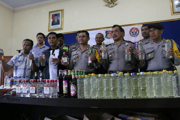 Polres Kebumen menunjukkan sejumlah jenis miras dari berbagai kemasan yang berhasil diamankan, 31 Desember 2017. (Foto: Polres Kebumen)