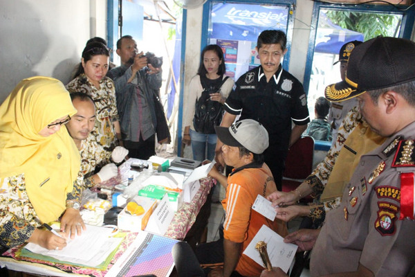 Dinkes dan Dishub Kota Depok menggelar tes kesehatan dan urine bagi sopir dan kondektur bus jelang Idulfitri di Terminal Depok, Jabar, Kamis (31/5). (Foto: Pemkot Depok, Jabar)