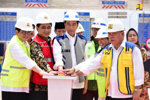 Presiden Jokowi (tengah) saat peresmian ruas tol Pejagan-Pemalang seksi 3 dan 4 dari Brebes Timur-Pemalang sepanjang 42,7 kilometer, Jumat (9/11). (Foto: Kementerian PUPR)