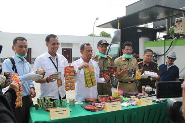 BBPOM Semarang memusnahkan obat dan makanan ilegal dan/atau tak berizin senilai Rp6,46 miliar, 26 November 2018. (Foto: Twitter/@bpomsemarang)