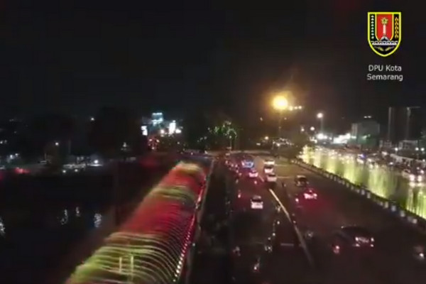 Semarang Bridge Fountain di BKB, Minggu (16/12). (Foto: cuplikan video @Pemkot Semarang)