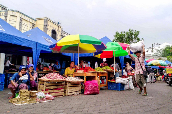 Pedagang berjualan di sekitar area Pasar Legi pascainsiden kebakaran. (Foto: Pemkot Surakarta, Jateng)