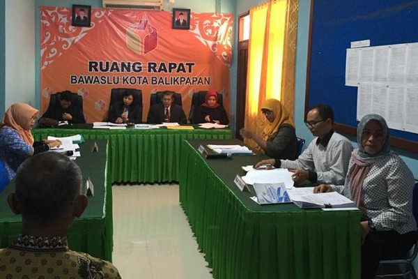 Komisioner DKPP (tengah) saat memimpin sidang pemeriksaan kode etik penyelenggara pemilu di Kantor Bawaslu Kota Balikpapan, Kaltim, Kamis (22/11). (Foto: DKPP)