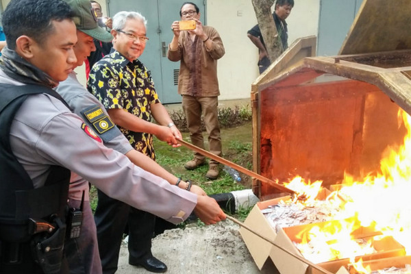 Kepala Disdukcapil Kota Depok, Misbahul Munir (batik hitam), didampingi Satpol PP dan kepolisian memusnahkan ribuan KTP-el rusak di Balai Kota Depok, Jabar. (Foto: Pemkot Depok)