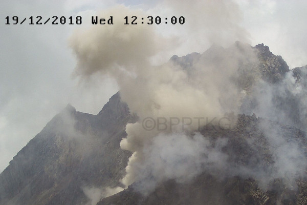 Kamera CCTV merekam Merapi saat mengeluarkan guguran lava mengarah ke bukaan kawah dengan kategori kecil, Rabu (19/12) siang. (Foto: Twitter/@BPPTKG)