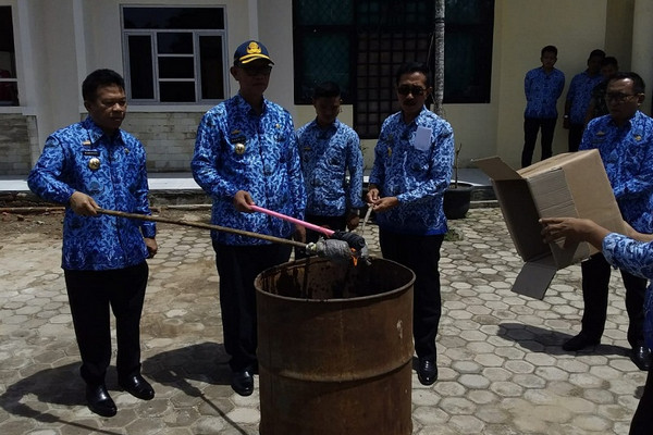 Dukcapil Lampung Timur, Lampung, membakar 9.642 keping KTP-el rusak, Selasa (18/12). (Foto: Pemkab Lampung Timur)