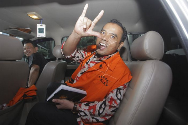 Bupati nonaktif Purbalingga, Tasdi, memberikan salam metal usai menjalani pemeriksaan di Gedung KPK, Jakarta, Kamis (27/9). (Foto: Antara Foto/M. Adimaja)