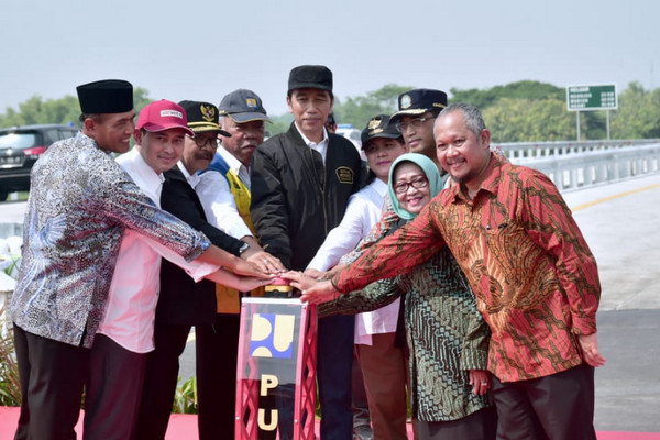 Presiden Jokowi (jaket hitam) saat meresmikan empat ruas tol trans Jawa di Jombang, Jatim, Kamis (20/12). (Foto: Setpres)