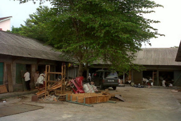 Kios pedagang onderdil mobil bekas di Pasar Rejosari sebelum diratakan dengan tanah, Desember 2013. (Foto: duniatanpajeda.blogspot.com)