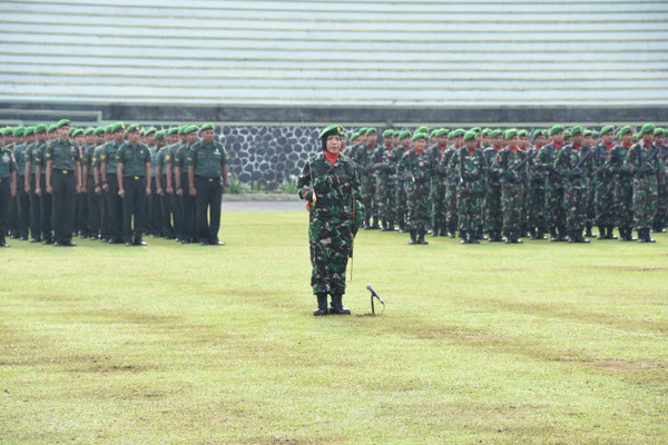 Personel Kowad, Letkol Ckm (K) Indah, menjadi Komandan Upacara Peringatan Hari Ibu di Lapangan Parade Makodam IV/Diponegoro, Semarang, Jateng, Sabtu (22/12). (Foto: Twitter/@KodamIV)