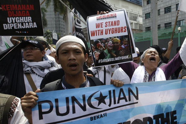  Demonstrasi "Peduli Muslim Uighur" di depan Kedutaan Cina di Jakarta, Jumat (21/12). (Foto: AP Photo/A. Ibrahim)