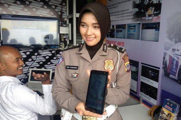  Petugas Polres Gunungkidul menunjukkan aplikasi Traffic Info Gunungkidul saat peluncuran di Alun-alun Wonosari, Jumat (21/12). (Foto: Tribun Jogja/Wisang SP)