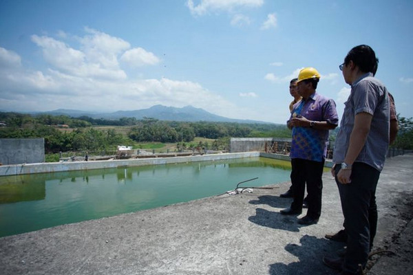 Magelang - Pemerintah Kota (Pemkot) Magelang, Jawa Tengah (Jateng), akan mengoperasikan kolam renang di kawasan Sport Center Sanden, Kramat Utara, pada akhir 2018.  "Pekerjaan kolam renang selesai akhir tahun 2018 dan bisa difungsikan," ujar Kepala Dinas Pekerjaan Umum dan Penataan Ruang (PUPR) Magelang, Chrisatya Yonas Nusantrawan Bolla, baru-baru ini.  Dalam fasilitas tersebut, turut dilengkapi kolam untuk loncat indah sesuai standar internasional vina vetilitus. Keduanya akan dilengkapi sarana-prasarana 