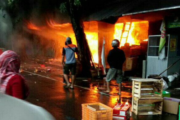 Pasar Bunder Sragen terbakar, Selasa (25/12). (Foto: Polres Sragen)