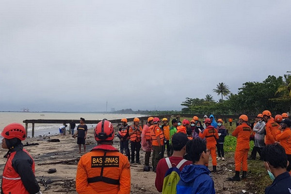 Tim Basarnas mengevakuasi korban di lokasi terdampak tsunami Selat Sunda. (Foto: Basarnas)
