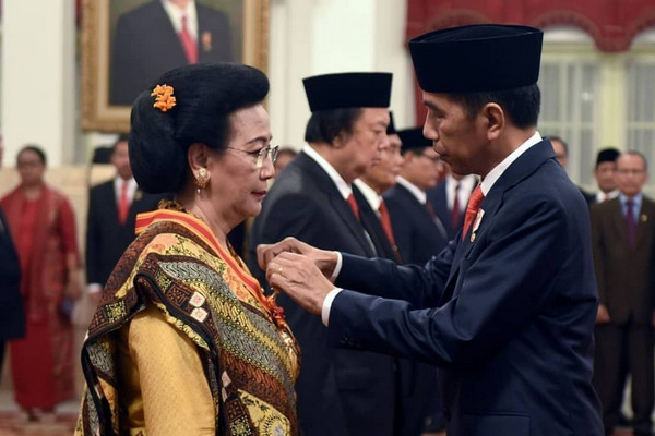 Presiden Jokowi (kanan) menyematkan pin Tanda Kehormatan Bintang Mahaputra kepada Permaisuri Keraton Ngayogyakarta Hadiningrat, GKR Hemas, di Istana Negara, Jakarta, Rabu (15/8). (Foto: Instagram/@kratonjogja)