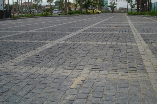 Ilustrasi jalan dengan batu andesit. (Foto: ist)