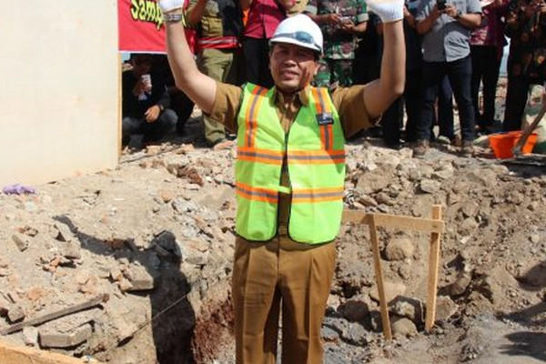 Bupati Wonogiri, Joko Sutopo, saat peletakan batu pertama pembangunan Pasar Purwantoro, 9 Juli 2018. Proyek ditargetkan rampung selama 200 hari pengerjaan. (Foto: Pemkab Wonogiri)