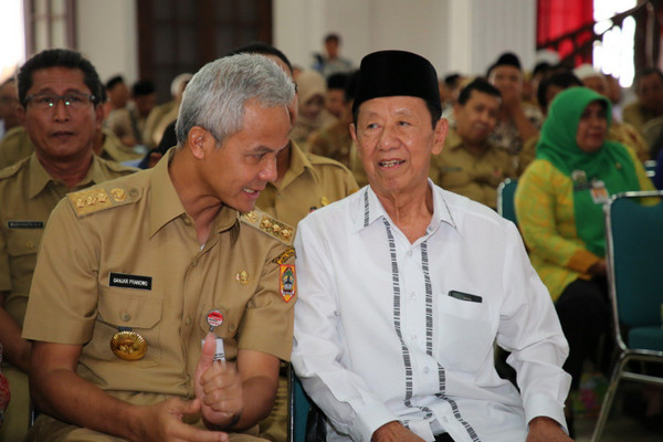 Ketua Baznas Jateng, KH Akhmad Daroji (kanan), berbincang dengan Gubernur Ganjar Pranowo sela Rakor Baznas Jateng di Wisma Perdamaian, Kota Semarang, Rabu (26/12). (Foto: Twitter/@infokom_jtg)