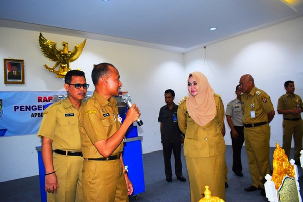 Bupati Kendal, Mirna Annisa (jilbab), saat mengikuti pengundian hadiah bagi wajib pajak bumi dan bangunan perdesaan dan perkotaan (PBB P2) di Gedung Eks Korpri Kendal, Selasa (18/11). (Foto: Pemkab Kendal)