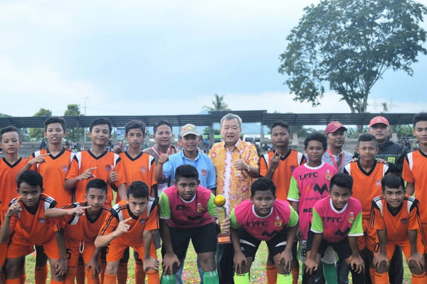  Ketua Asprov PSSI Jateng, Johar Lin Eng (batik), foto bersama pemain EFPC Semarang yang menjuarai Piala Soeratin U-13 Jateng 2018. (Foto: Instagram/@pssijateng)
