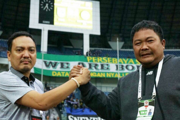  CEO PSIS Semarang, Yoyok Sukawi (kiri), salam komando dengan General Manager Wahyu "Liluk" Winarto usai PSIS Semarang Juara 2 dan lolos Liga I 2018, November 2017. (Foto: Twitter/@psisfcofficial)