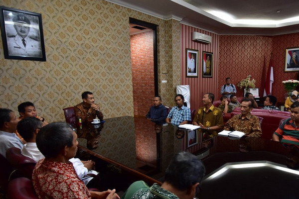 Wali Kota Salatiga, Yulianto (kiri), mendengarkan keluhan seorang Ketua RW soal realisasi Program Guyub RW di ruang kerjanya, Kamis (27/12). (Foto: Pemkot Salatiga)
