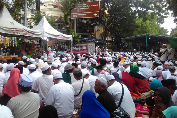 Suasana jemaah di depan Masjid Riyadh, Jalan Kapten Mulyadi, Kota Surakarta, Jateng, saat Maulid Haul Habib Ali bin M. Al Habsyi, 9 Januari 2018. (Foto: Twitter/@ahmadulinnuha)