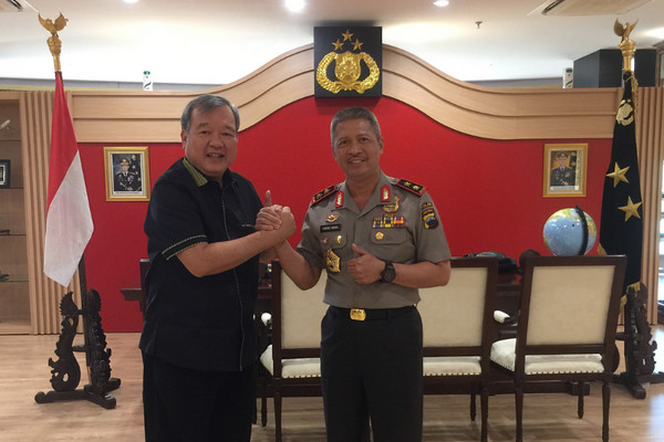 Ketua Asprov PSSI Jateng, Johar Lin Eng (kiri), salam komando dengan Kapolda Jateng, Irjen Condro Kirono. (Foto: Instagram/@pssijateng)