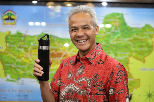 Gubernur Jateng, Ganjar Pranowo, memamerkan tumbler bawaannya. (Foto: Twitter/@humasjateng)