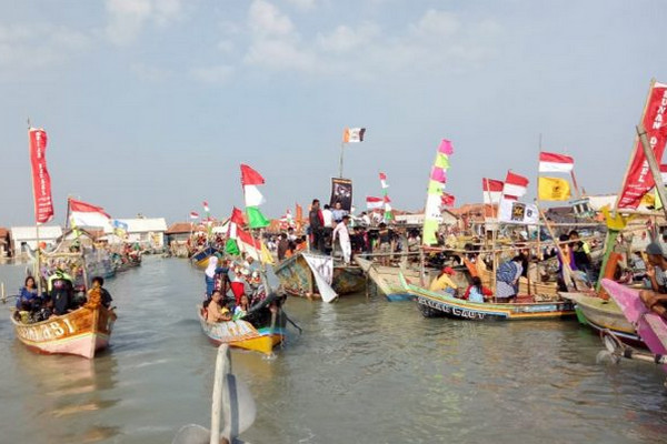 Masyarakat dari tiga desa menggunakan 300 perahu mengikuti sedekah laut (nyadran) di laut utara kawasan Kecamatan Losari, Kabupaten Brebes, Jateng, 6 Oktober 2018. (Foto: Polres Brebes)