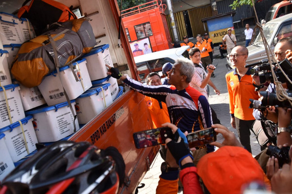 Gubernur Jateng, Ganjar Pranowo, mengecek logistik di kantor BPBD Jateng, Kota Semarang, Jumat (28/12), sebelum diberangkatkan dan diberikan kepada korban tsunami Selat Sunda di Banten. (Foto: Twitter/@kominfo_jtg)