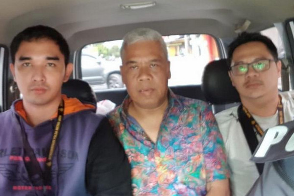 Anggota Komdis PSSI nonaktif Dwi Irianto alias Mbah Putih, (tengah), usai diamankan Satgas Pengaturan Skor dari Hotel New Saphire, Yogyakarta, Jumat (28/12). (Foto: ist)