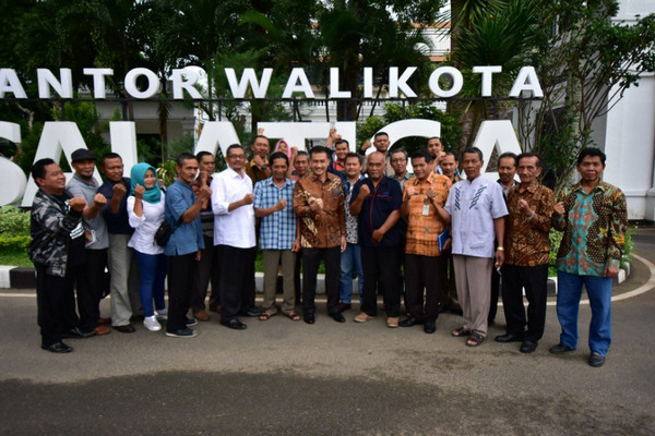 Wali Kota Salatiga, Yulianto (batik cokelat tengah), bersama Komunitas Ketua RW usai ditagih janji realisasi Program Guyub RW di depan Kantor Wali Kota, Kamis (27/12). (Foto: Twitter/@HumasSetdaSala3)