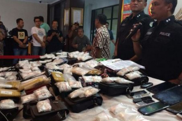 Ilustrasi petugas mengamankan narkoba jenis sabu-sabu. (Foto: Polri)