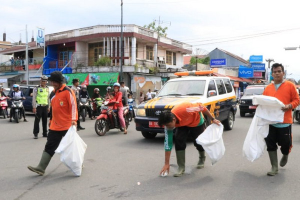 Dinas LH Kota Pariaman mengerahkan petugas kebersihan saat Pawai 1 Muharram 1440 H dan Pesona Hoyak Tabuik Piaman 2018, Selasa (11/9). (Foto: Pemkot Pariaman)