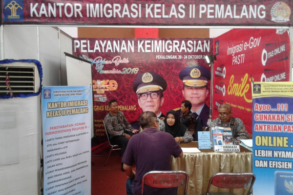 Kanim Pemalang membuka stan dan melayani penggantian paspor sela Pekan Batik Nusantara 2018 di Kawasan Wisata Budaya Jetayu, Kota Pekalongan, Jateng, 20-24 Oktober 2018. (Foto: Twitter/@kanim_pemalang)